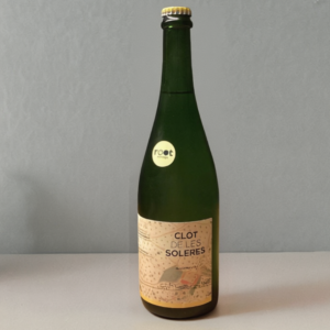 botella de vino blanco natural Clot de les Soleres Chardonnay fermentado con levaduras autoctonas sin filtrar en Penedes